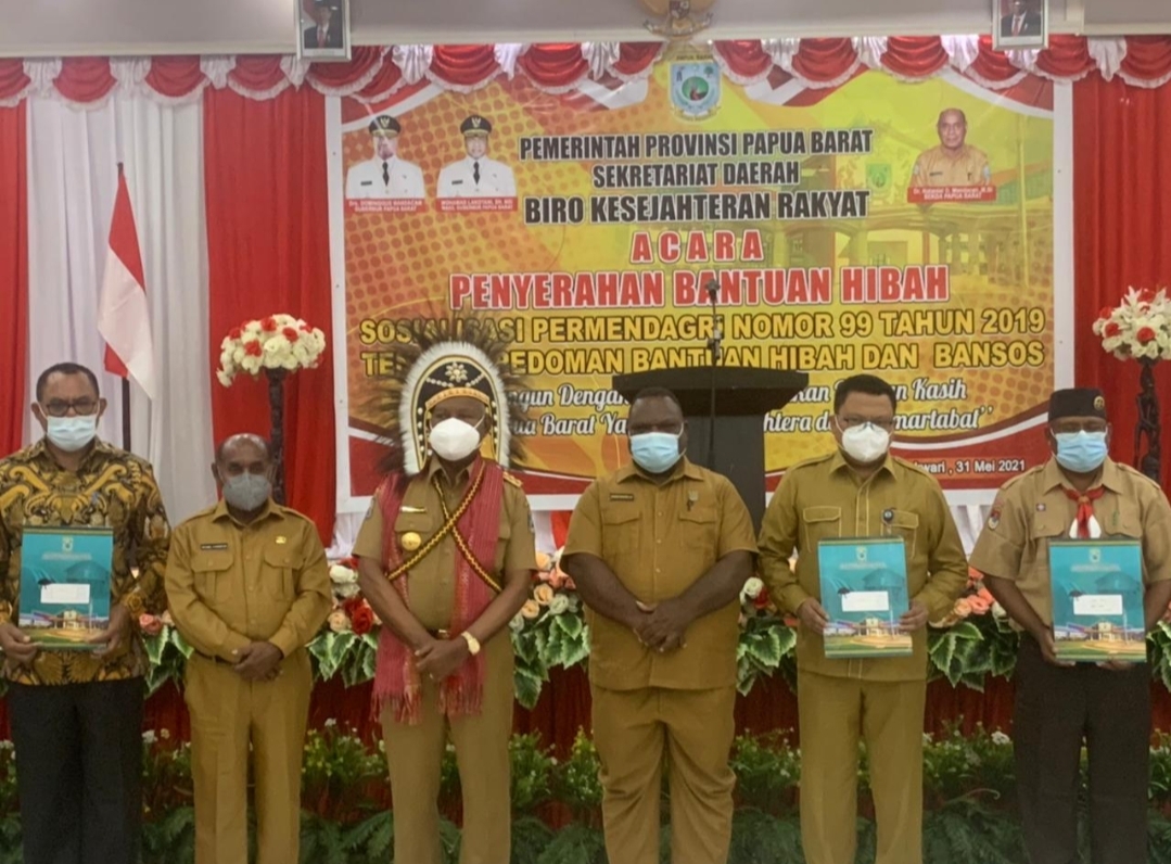 Gubernur Papua Barat Berikan Bantuan Hibah dari APBD Sebesar 375 Miliar