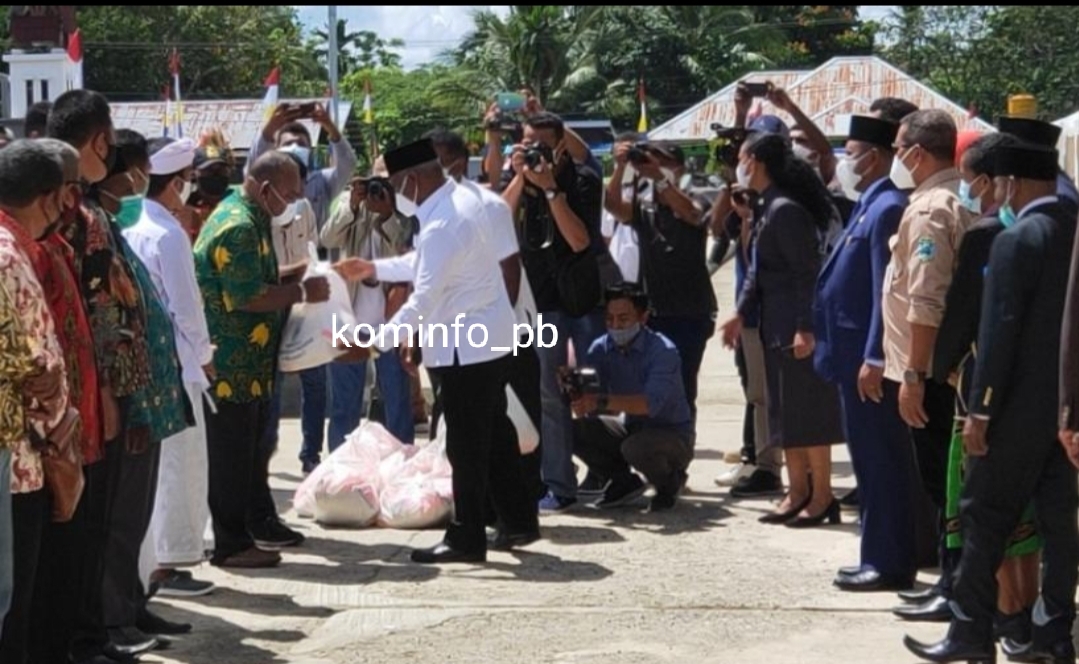 HUT Kab. Teluk Bintuni, Gubernur Salurkan Bantuan Bapok