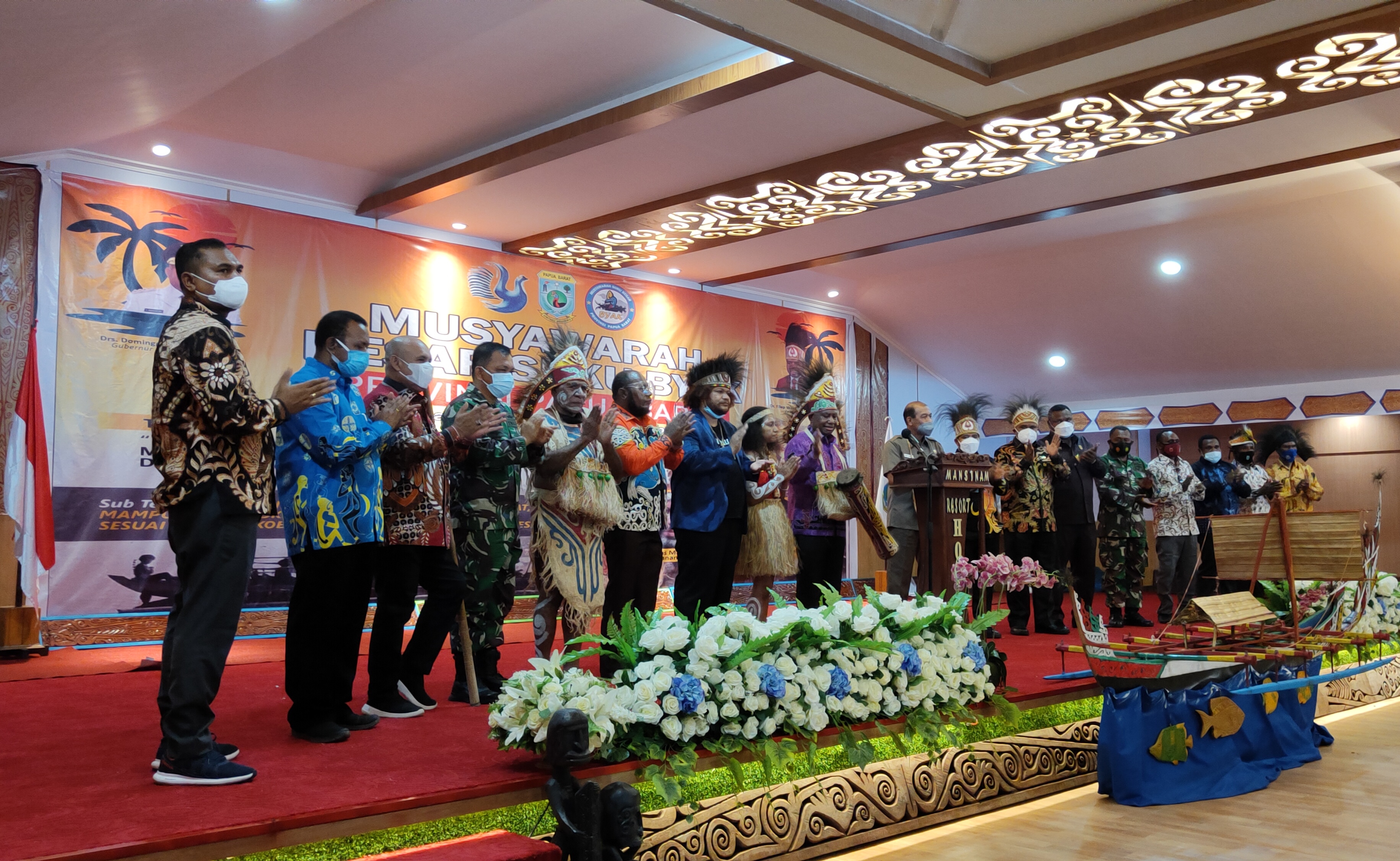 Ditandai Pemukulan Tifa, Gubernur Dominggus Mandacan Buka Mubes Suku Byak Ke-I Provinsi Papua Barat
