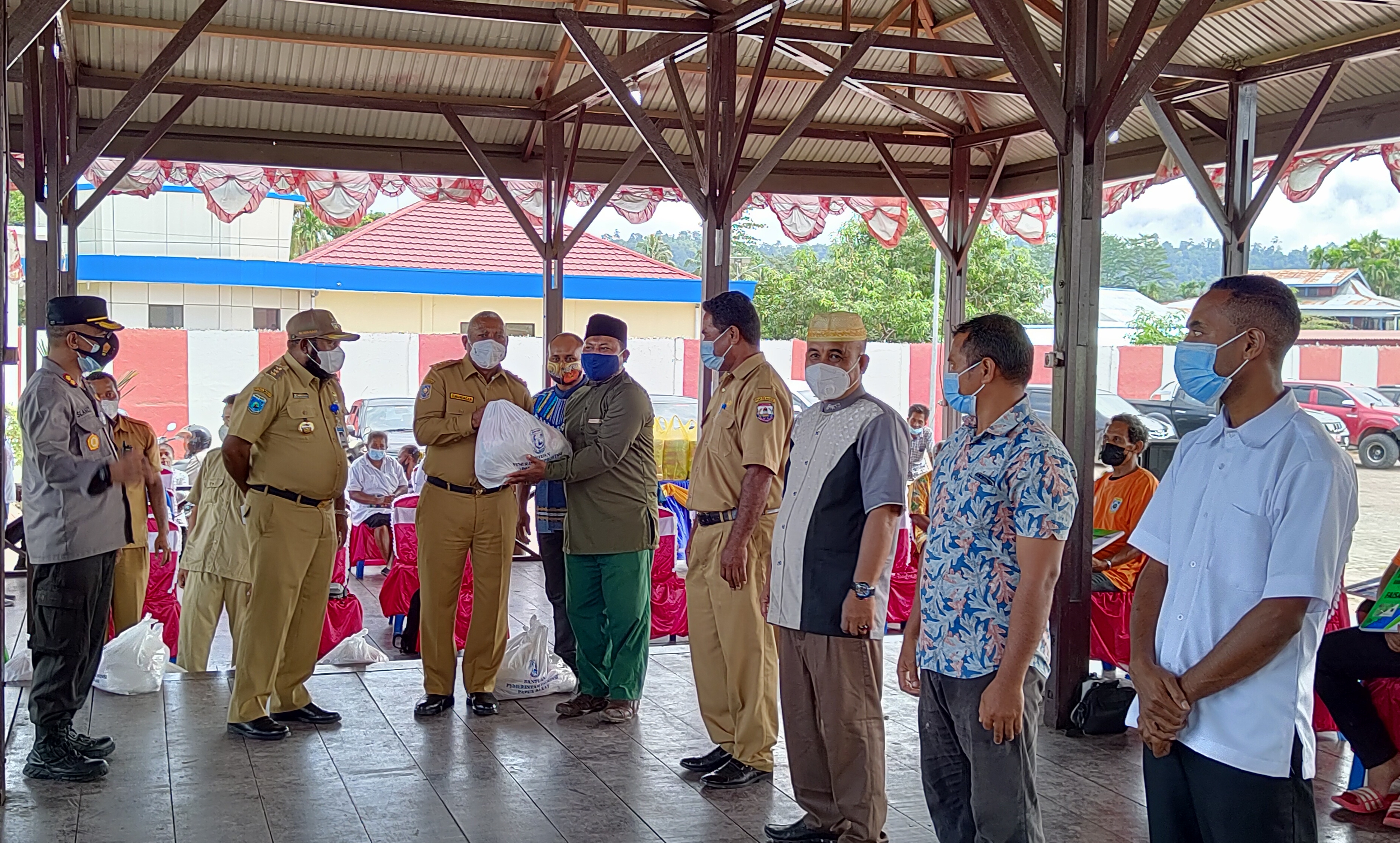 Serahkan Bantuan 3 Program di Mansel, Gubernur Papua Barat Harap Tepat Sasaran