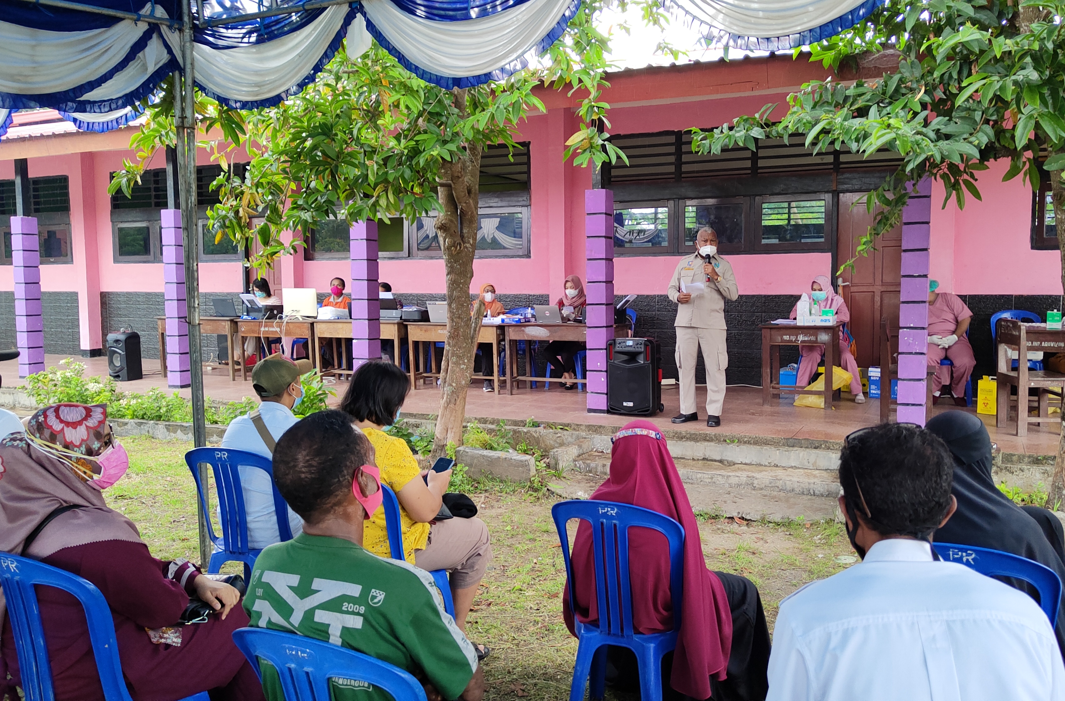 Gubernur Papua Barat Tinjau Langsung Vaksinasi Massal di SD Inpres Arowi