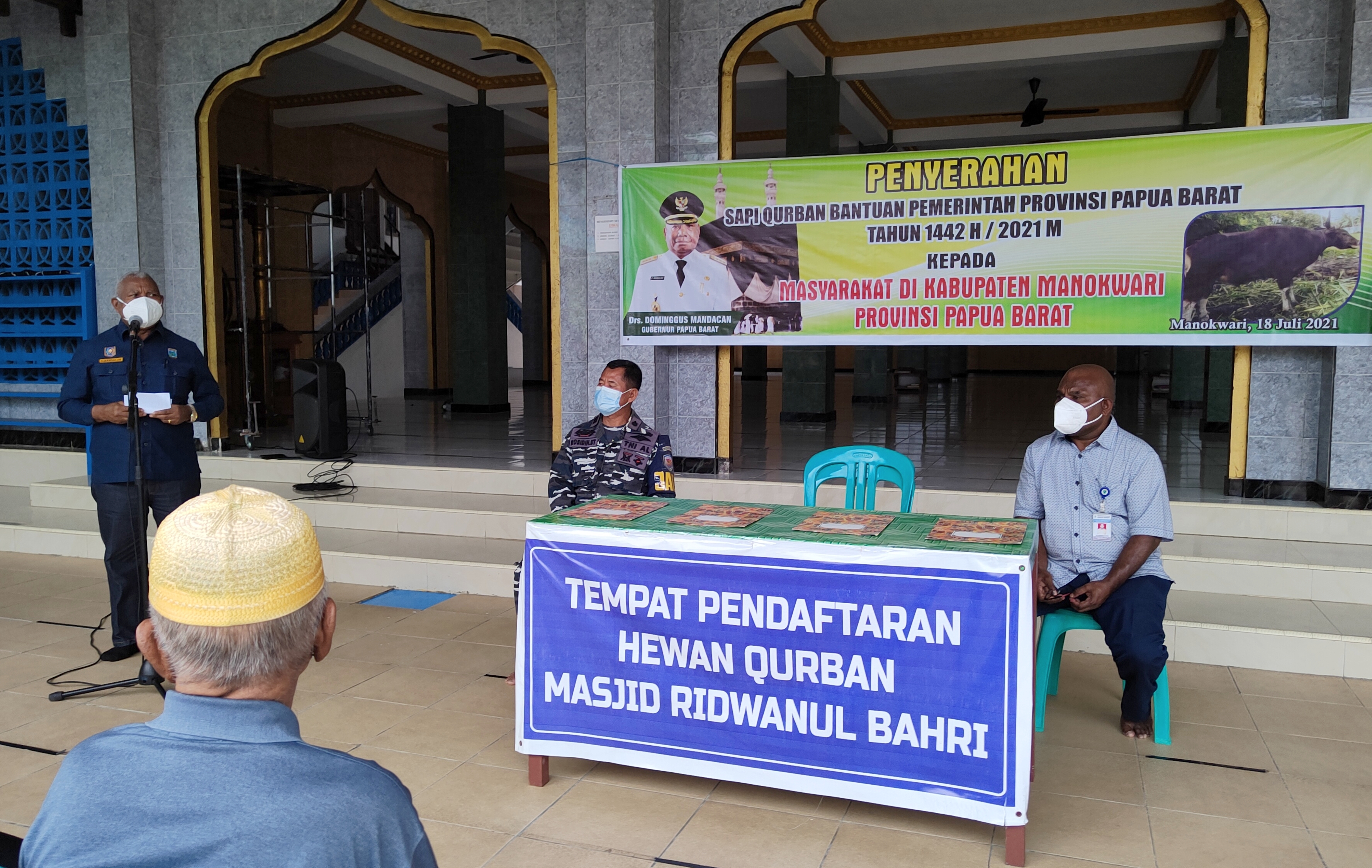 Gubernur Papua Barat Serahkan Simbolis 21 Ekor Hewan Qurban di Manokwari