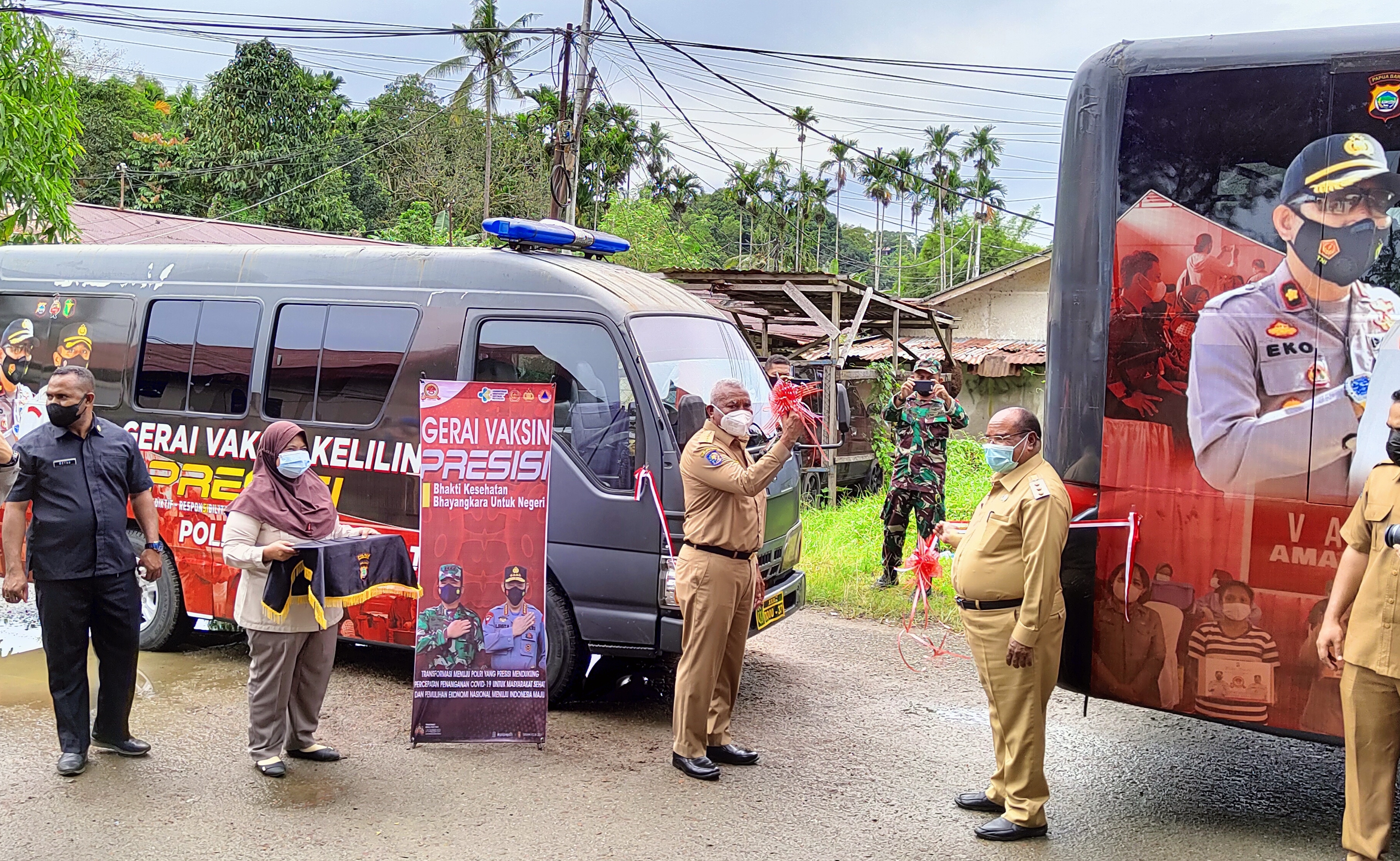 Mobil Gerai Vaksin Polres Kota Sorong Diresmikan Gubernur Dominggus Mandacan