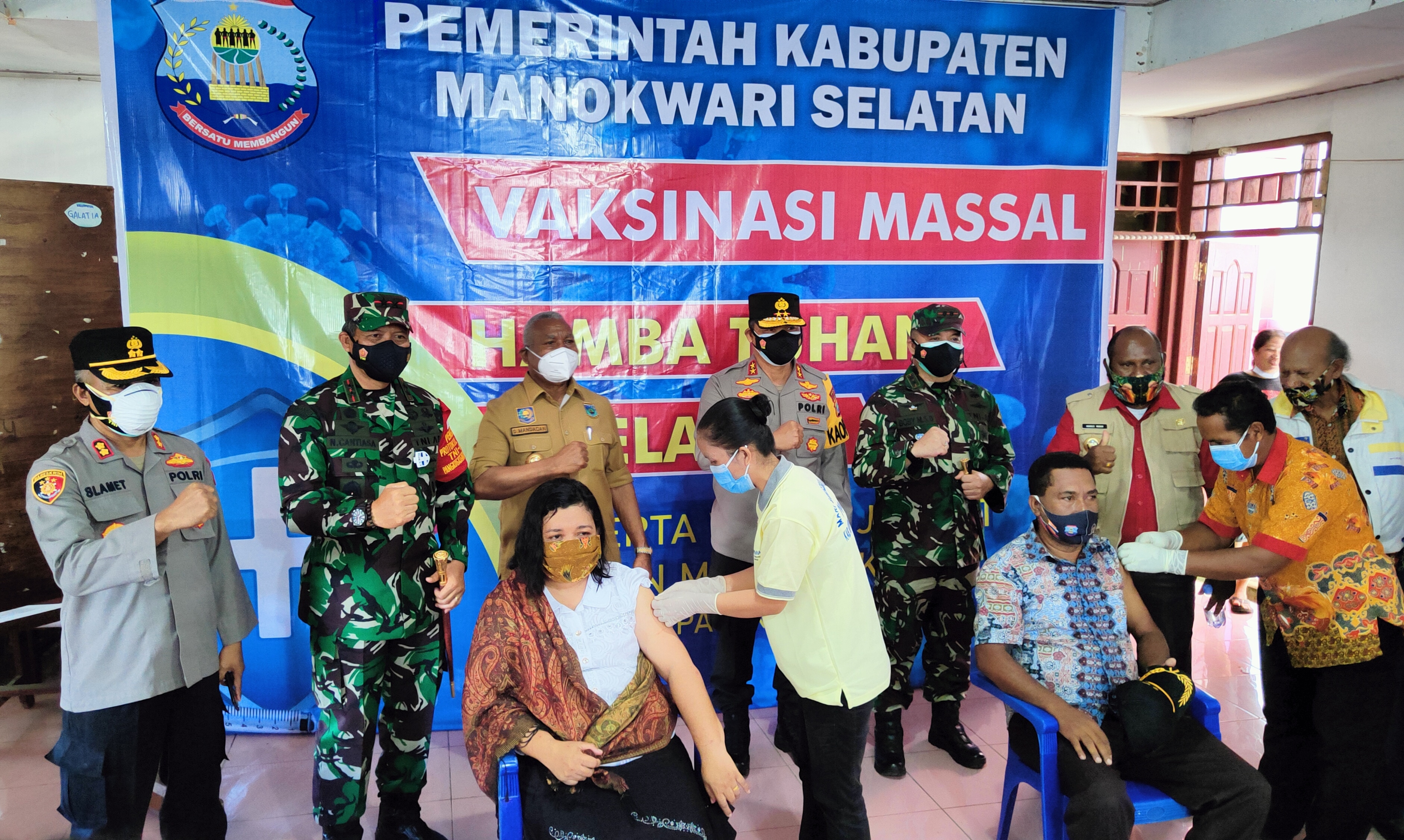 Gubernur Dominggus Mandacan Pantau Vaksinasi Massal Covid-19 di Oransbari