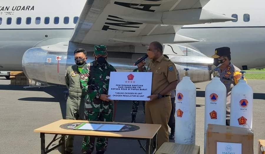 Wakil Gubernur Papua Barat Terima Alat Kesehatan Bantuan Panglima TNI
