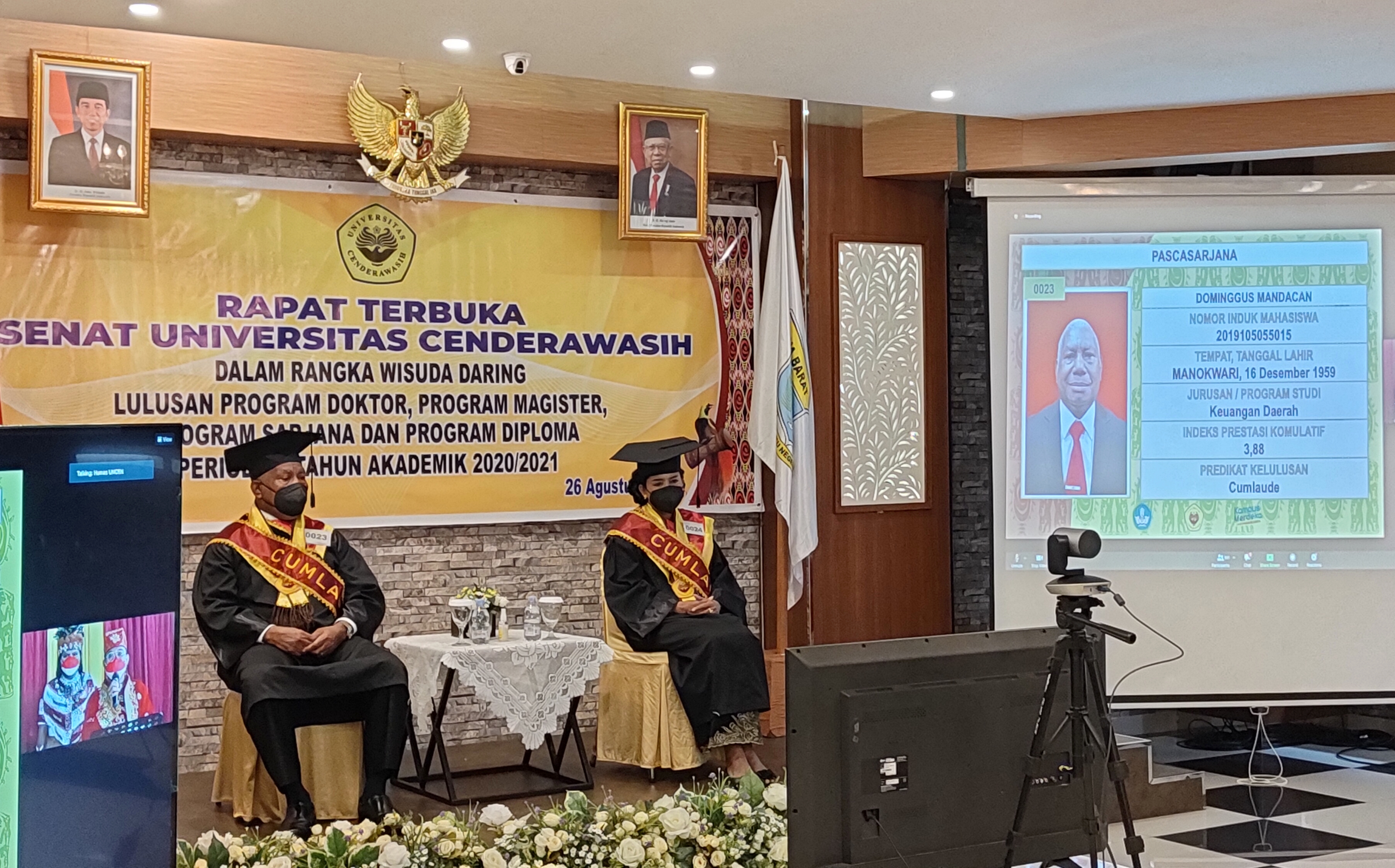 Gubernur Drs. Dominggus Mandacan, M.Si Bersama Istri Diwisuda Cumlaude IPK 3,88