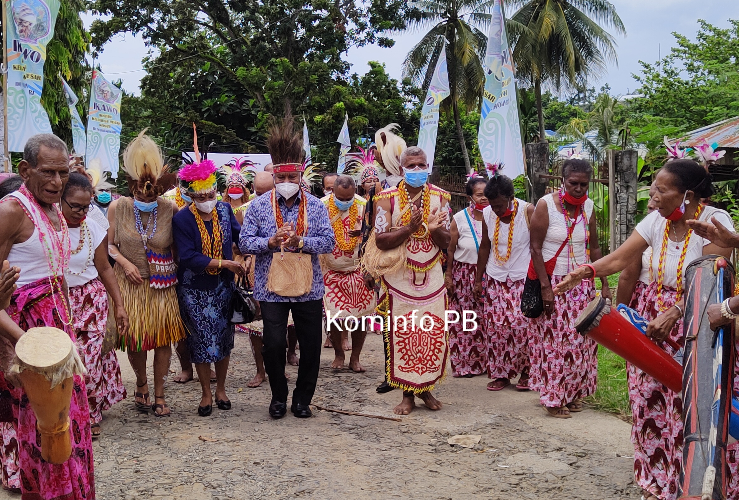 Gubernur Papua Barat Hadiri Pengukuhan Korano Kampung Wonti di Manokwari