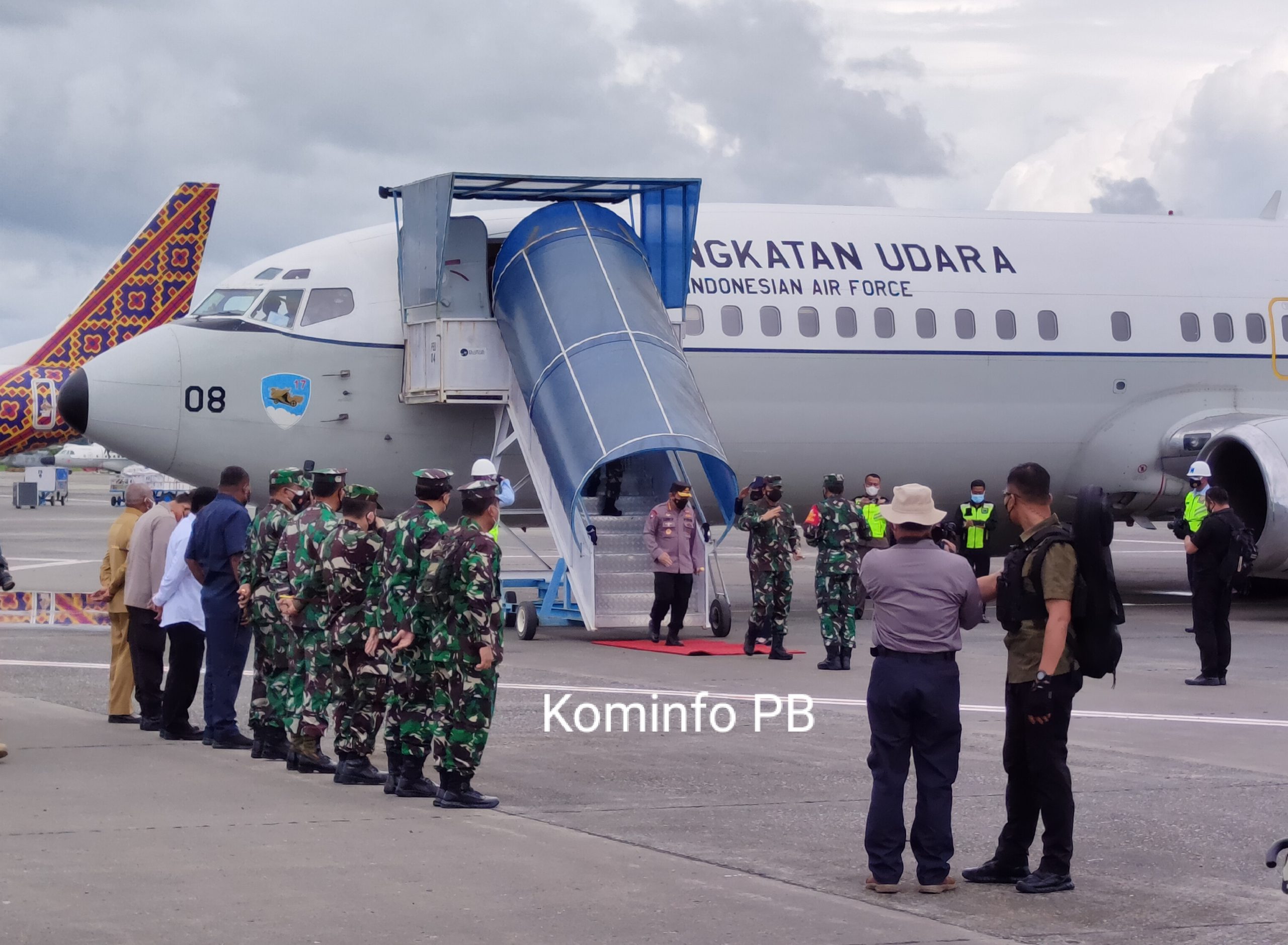 Gubernur Papua Barat Sambut Kedatangan Panglima TNI dan Kapolri di Sorong