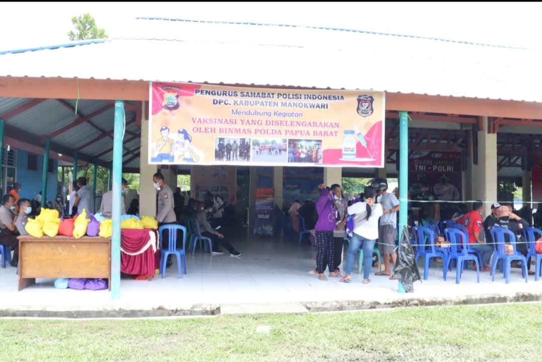 Binmas Polda Papua Barat Selenggarakan Vaksinasi Massal