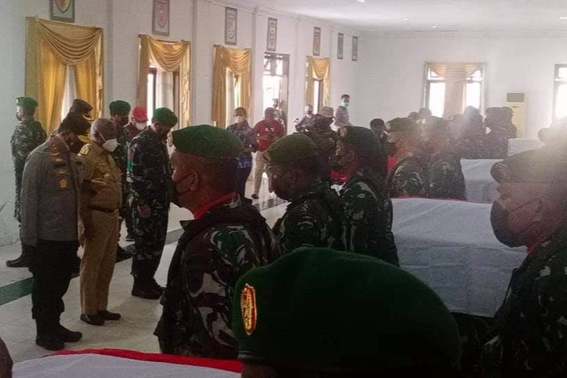 Gubernur Papua Barat Beri Penghormatan Pelepasan 4 Prajurit TNI Yang Gugur di Maybrat