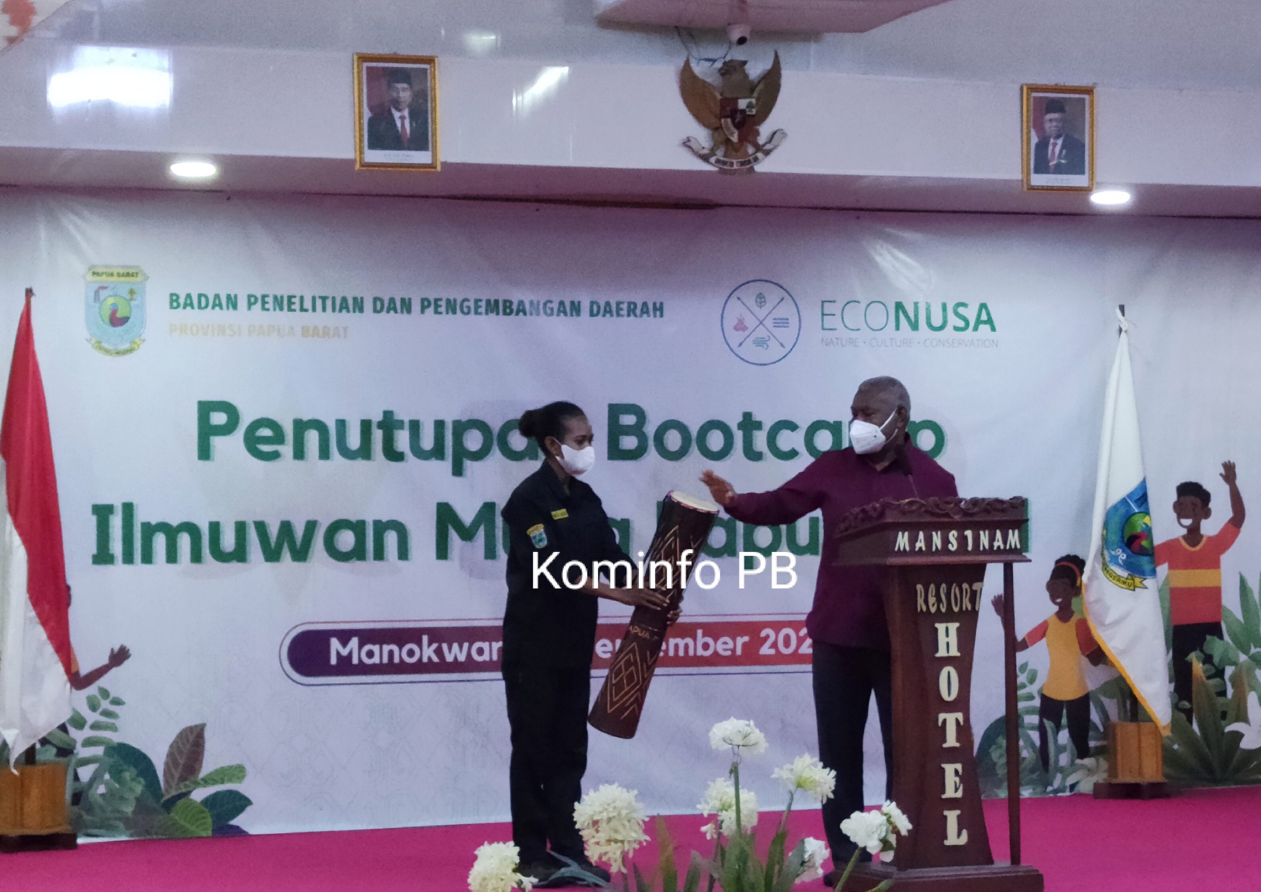 Bootcamp Ditutup, Gubernur Papua Barat Serahkan Beasiswa 15 Juta Kepada 25 Peserta IMP 2021