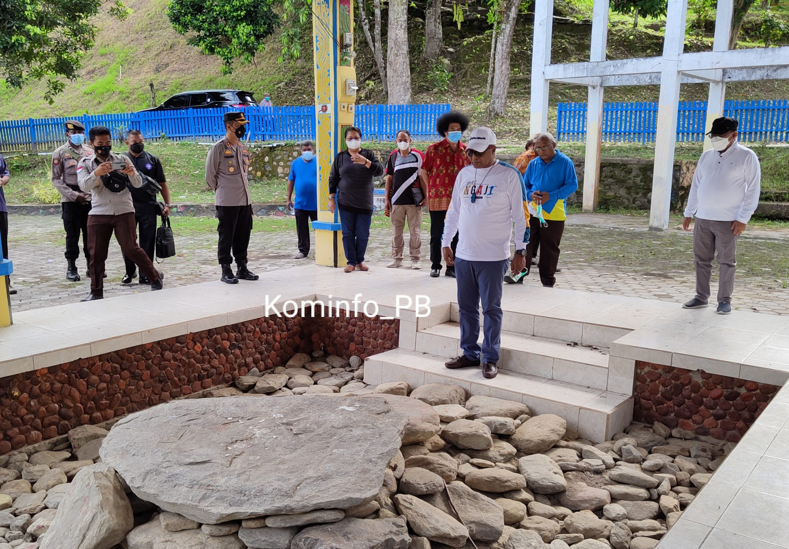 Wakil Gubernur Papua Barat Kunjungi Situs Batu Peradaban di Teluk Wondama