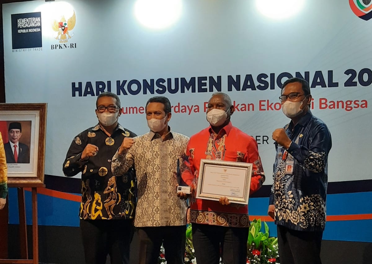 Papua Barat Terima Penghargaan Peringkat Ketiga Peduli Konsumen Se-Indonesia