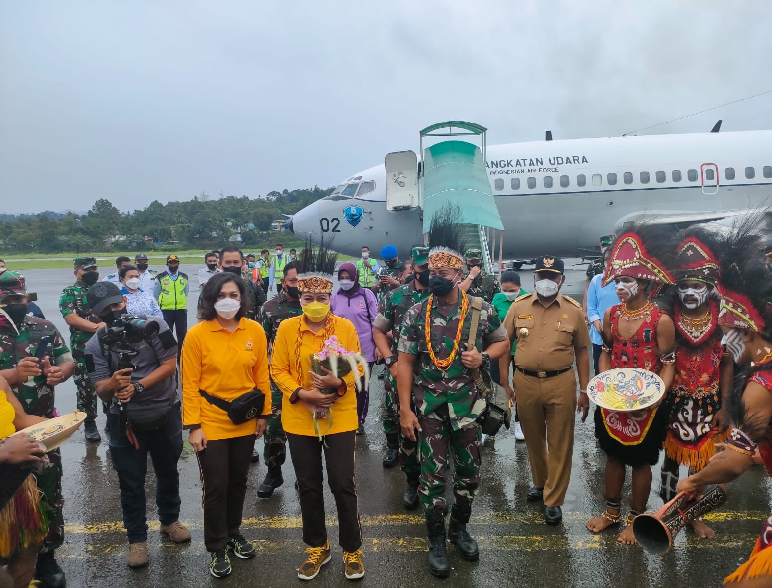 Kunker di Papua Barat, Panglima TNI Pantau Vaksinasi dan Bagi Bingkisan Natal