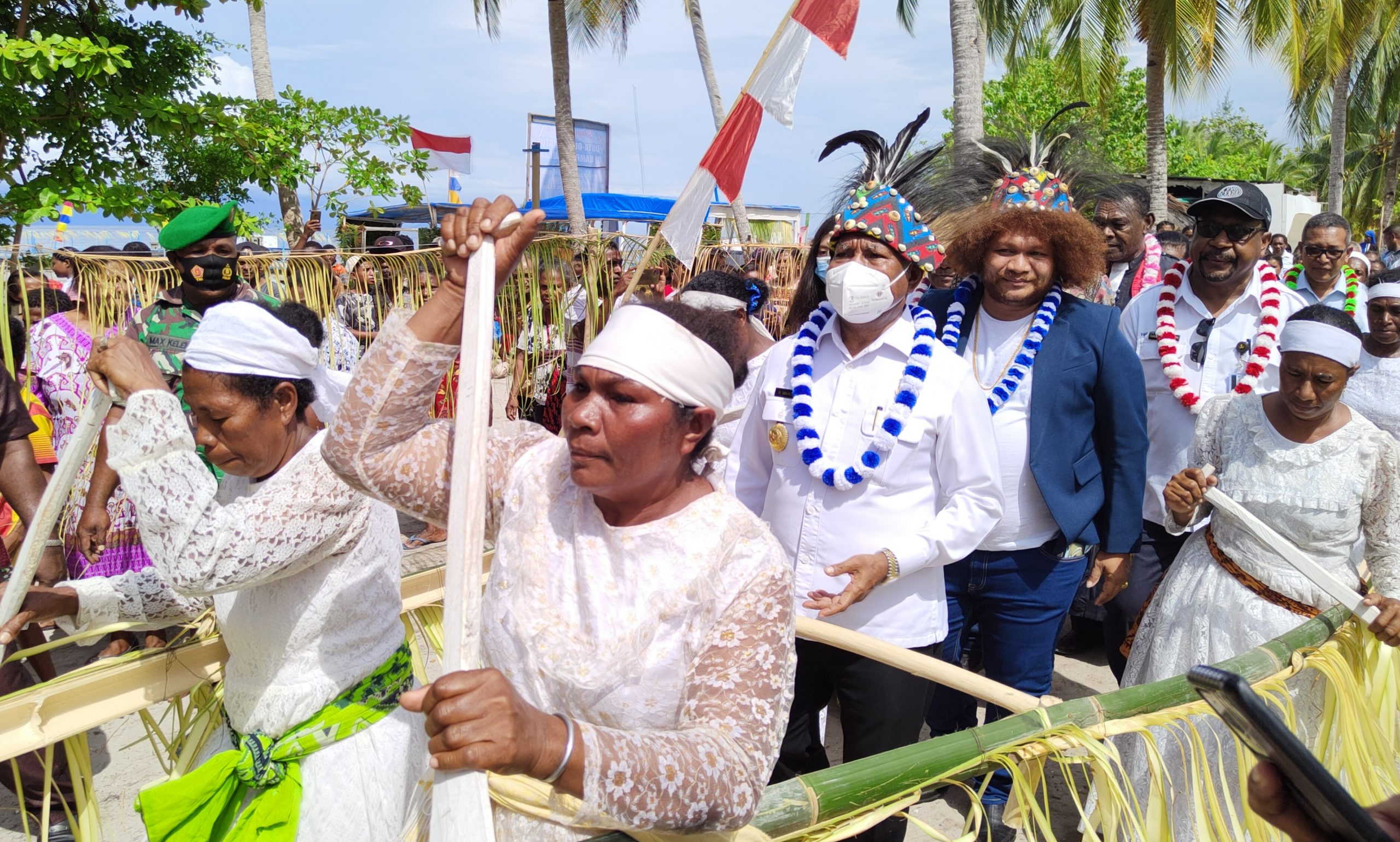 Rumah Pastori Jemaat Betania Saukabu Ditahbiskan, Gubernur Mandacan Serahkan Bantuan 150 Juta