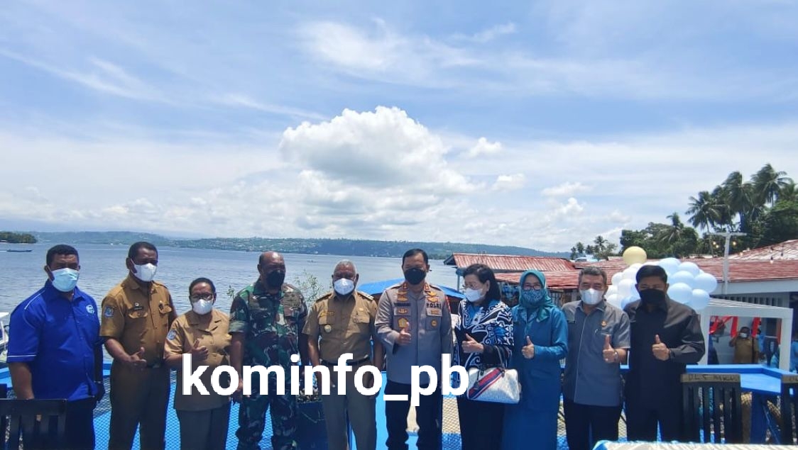 Ulang Tahun ke-50 : Tim PKK Papua Barat Beri Hadiah Cafe Apung untuk Komunitas Anak Air Manokwari