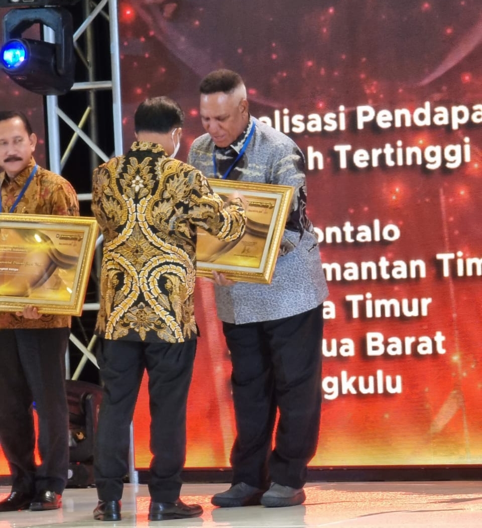 Pj. Gubernur Waterpauw Terima Hadiah Papua Barat Sabet Penghargaan Realisasi APBD dan Realisasi Belanja Daerah Tahun 2021