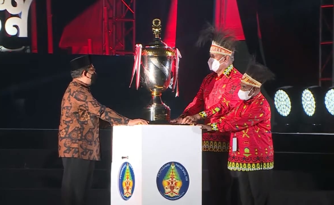 Pembukaan Pesparawi Nasional XIII Ditandai Penyerahan Piala Bergilir dari Papua Barat