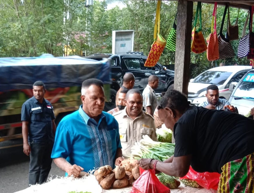 Pj. Gubernur Waterpauw dan Bupati Manokwari Borong Hasil Kebun Mama Papua
