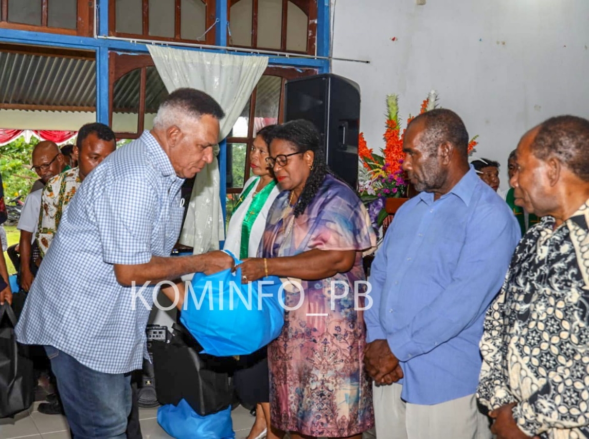 Bantuan Sembako Disalurkan Pj. Gubernur Waterpauw Sembari Ajak Warga Waspadai Krisis Pangan