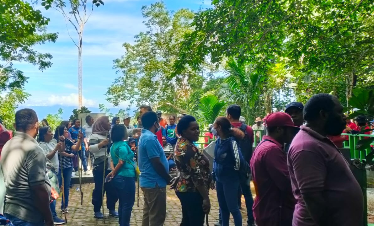 Instruksi Pj. Gubernur Waterpauw, ASN dan Honorer Kerja Bakti di Taman Wisata Gunung Meja
