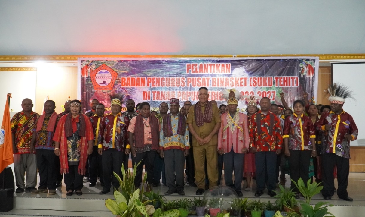 Pj. Gubernur Waterpauw Dinobatkan Sebagai Anak Adat Usai Melantik PP Binasket Suku Tehit