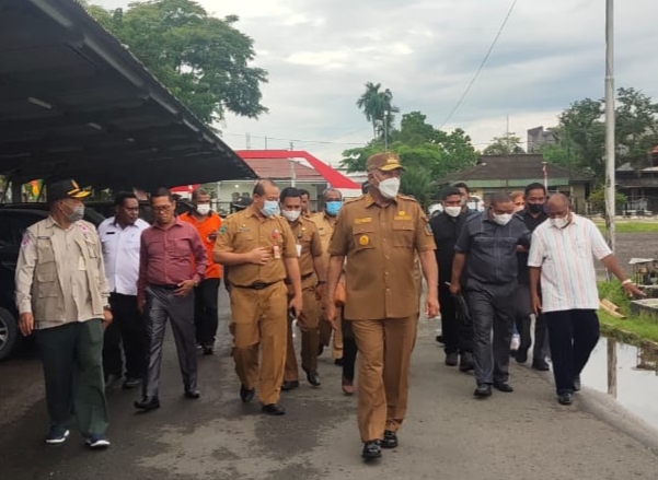 Tanggap Cepat Bencana, Pj. Gubernur Paulus Waterpauw Kunjungi Kota Sorong dan Berikan Santunan