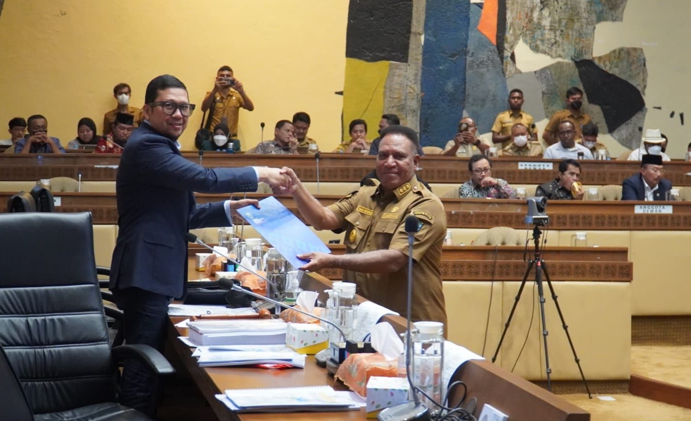 Serius Layani Rakyat, Pj. Gubernur Paulus Waterpauw Serahkan Naskah Akademik Pemekaran PBD Ke Komisi II DPR RI
