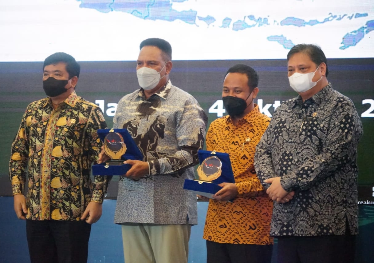 Penjabat Gubernur Papua Barat Terima Penghargaan Menko Perekonomian Airlangga Hartarto