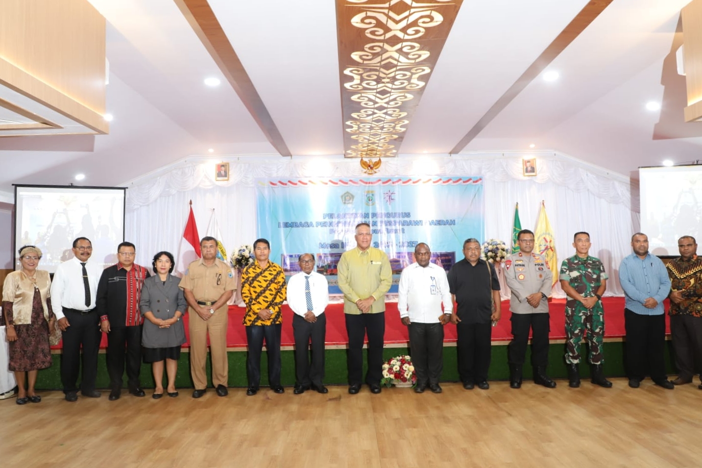 Penjabat Gubernur Waterpauw Lantik Pengurus LPPD Papua Barat Periode 2025-2027
