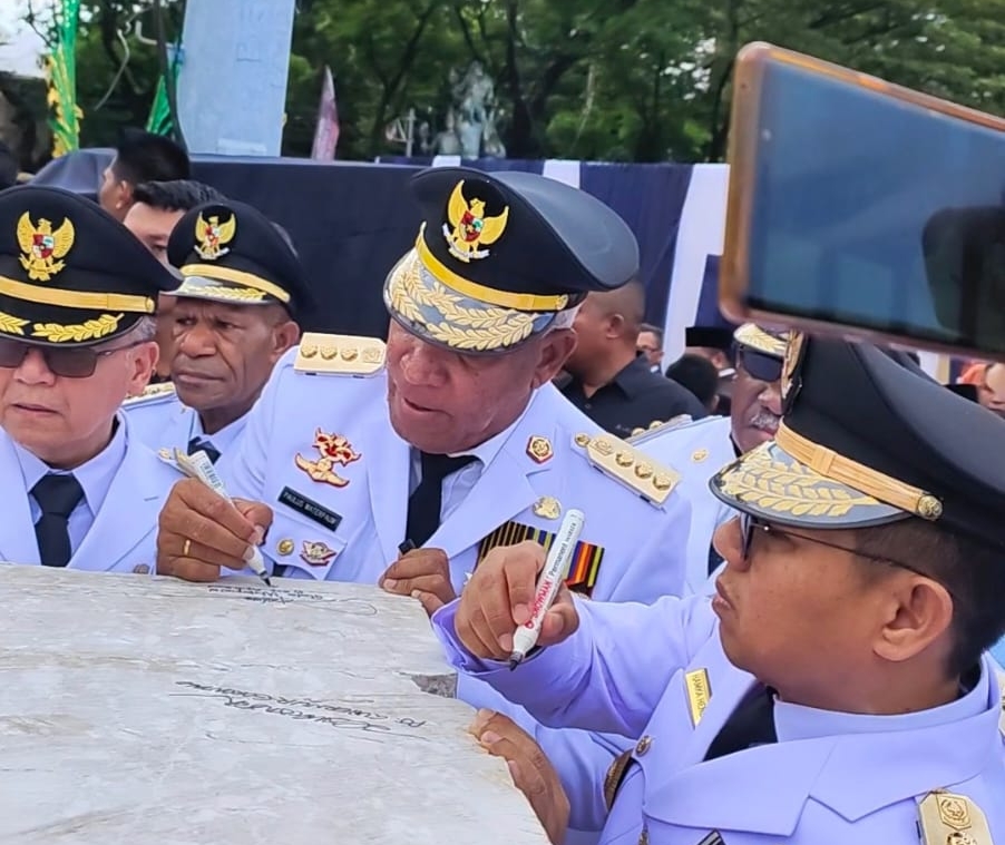 Pj. Gubernur Waterpauw ikut Tandatangani Prasasti Peringatan Hari Otonomi Daerah ke -27 di Makasar