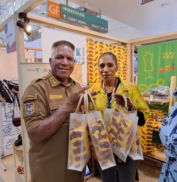Pj. Gubernur Waterpauw Belanja hasil Pameran Apresiasi Kreasi dan Belanja Produk UMKM