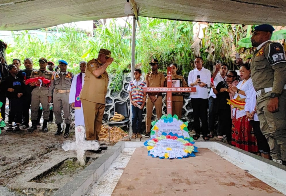 Pj. Gubernur Waterpauw Beri Penghormatan Terakhir Bagi Kadistrik Kramamongga