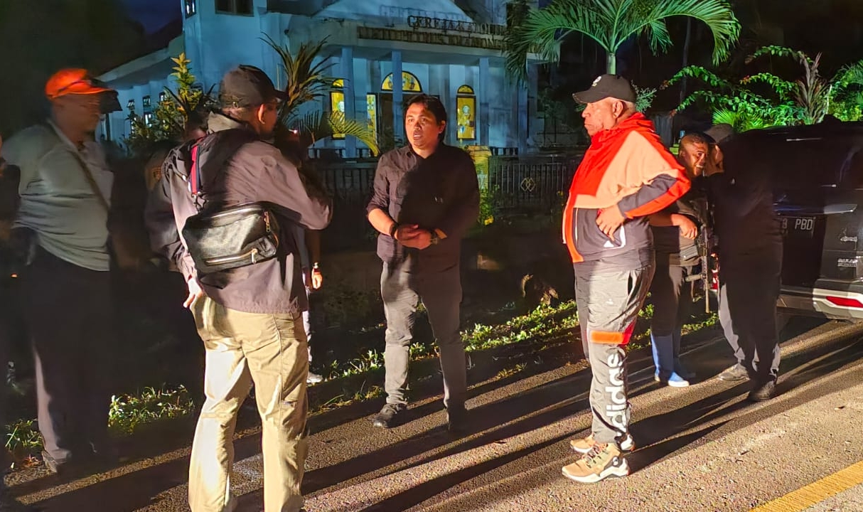 Pj.Gubernur Paulus Waterpauw Bersama Wakapolda Papua Barat, Patric Renwarin, Patroli malam di lokasi pembunuhan
