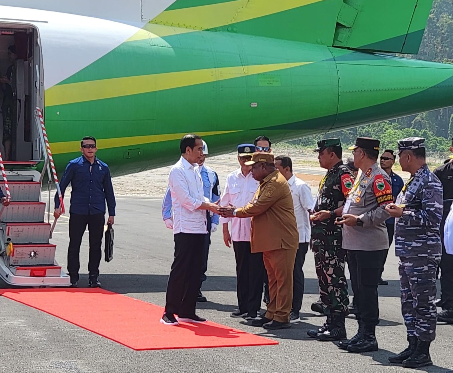Pj. Gubernur Ali Baham dan Forkopimda Sambut Kedatangan Presiden Jokowi di FakFak