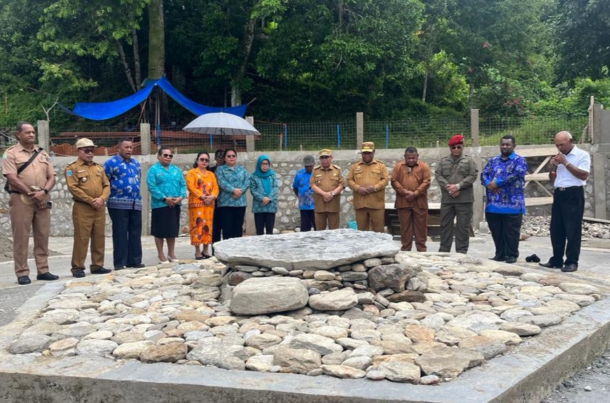 Pj. Gubernur Papua Barat dan Ketua TP PKK Kunjungi Situs Sejarah Penginjilan di Teluk Wondama