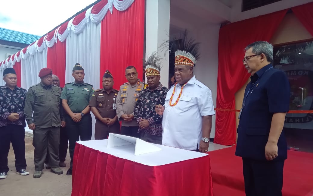 Resmikan Aula KPU Husni Kamil Manik Papua Barat, Pj. Gubernur Ali Baham : Pemberian Nama Yang Tepat