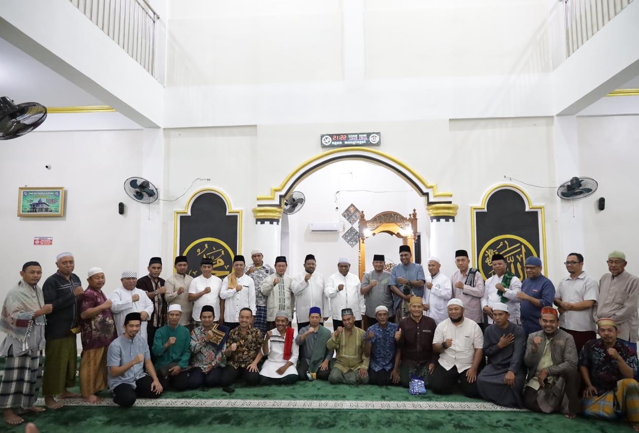 Pj. Gubernur Ali Baham Sholat Isya dan Tarawih di Masjid Nurul Fattah Manorian Reremi, Berikut Pesannya