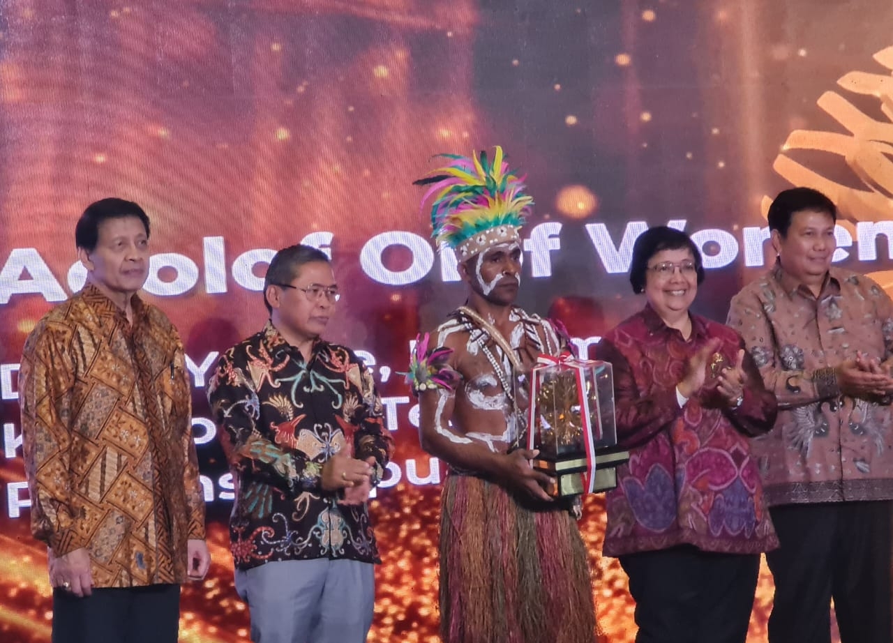 Adolof Wonemseba Asal Desa Yende Teluk Wondama, Papua Barat Terima Penghargaan Kalpataru 2024 Kategori Perintis