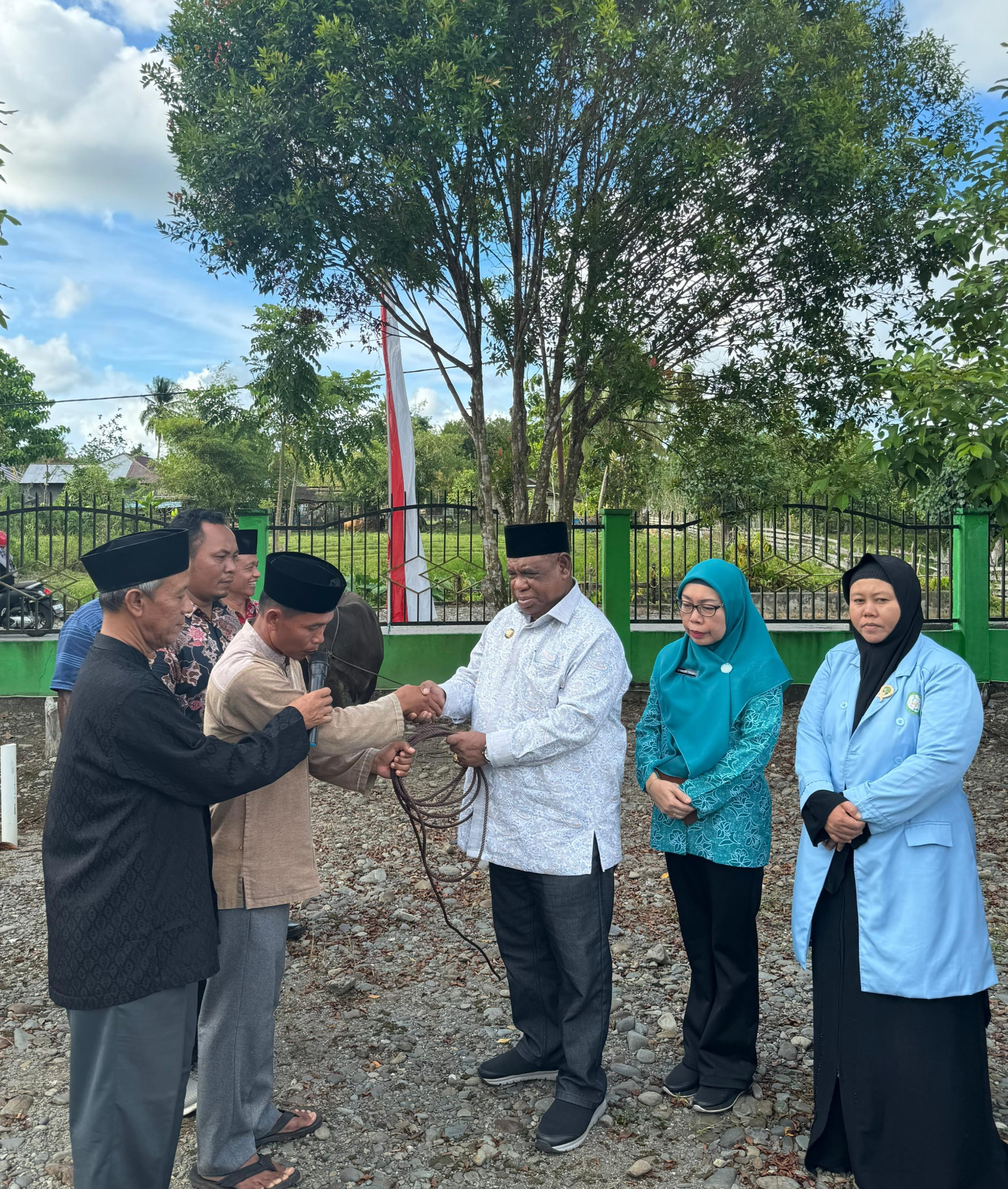 Pj. Gubernur ABT Dan Isteri Serahkan Sumbangan Satu Ekor Hewan Kurban Kepada Jemaah Masjid At Taqwa Kampung Bowi Subur Manokwari