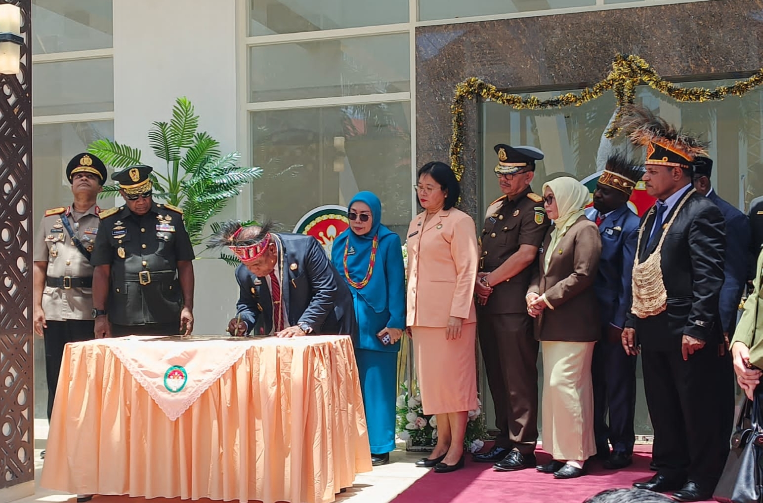 Pj. Gubernur ABT Resmikan Gedung Dharma Wanita, Kado Spesial HUT Papua Barat Ke-25