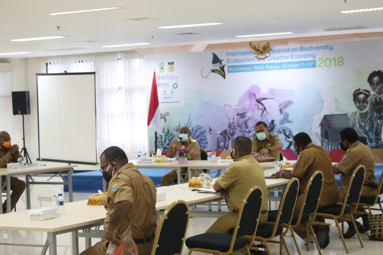 Gubernur Papua Barat Mengikuti Rapat Monitoring Kegiatan Ekonomi