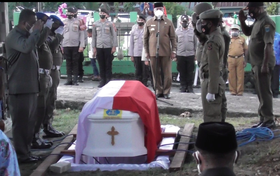 Penghormatan Terakhir Bagi Almarhum Jimmy D. Ijie di Taman Bahagia