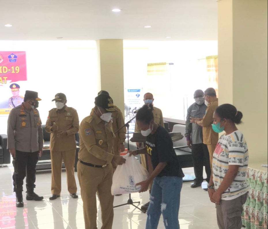 Gubernur Dominggus Mandacan Tinjau Vaksin Covid-19 di Bintuni, Peserta Terima Bantuan Bapok