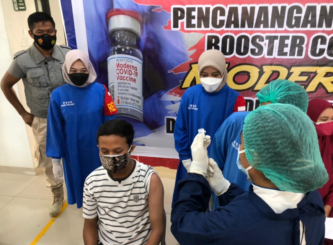 Tenaga Kesehatan Papua Barat Mulai Terima Vaksinasi Booster Moderna