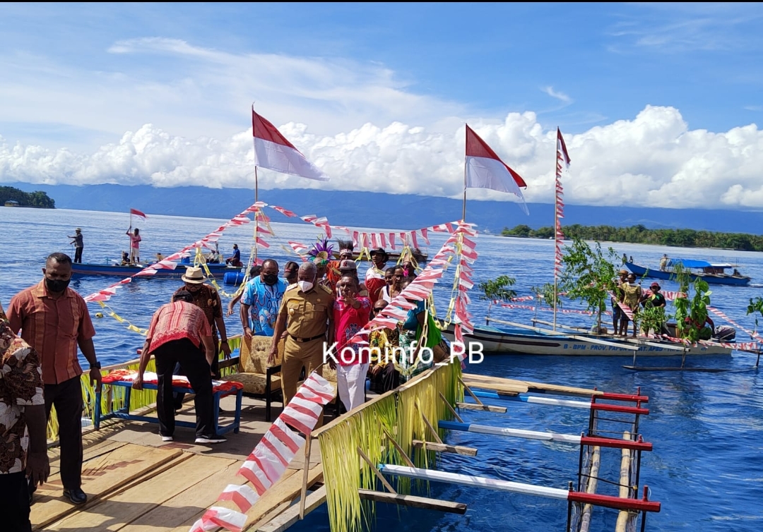 Perahu Jousera Antar Gubernur Dominggus Mandacan Hadiri Konferensi Masyarakat Adat Serui