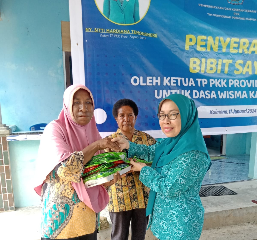Pj. Ketua TP PKK Silaturahmi Bersama Kader Dasawisma Kampung Coa Kaimana dan Serahkan Bibit Sayur