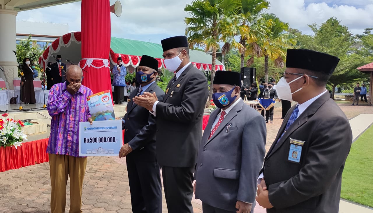 Terima Penghargaan Atas Karya Lagu Tanah Papua, Yance Rumbino : Terimakasih banyak pemerintah telah perhatikan saya