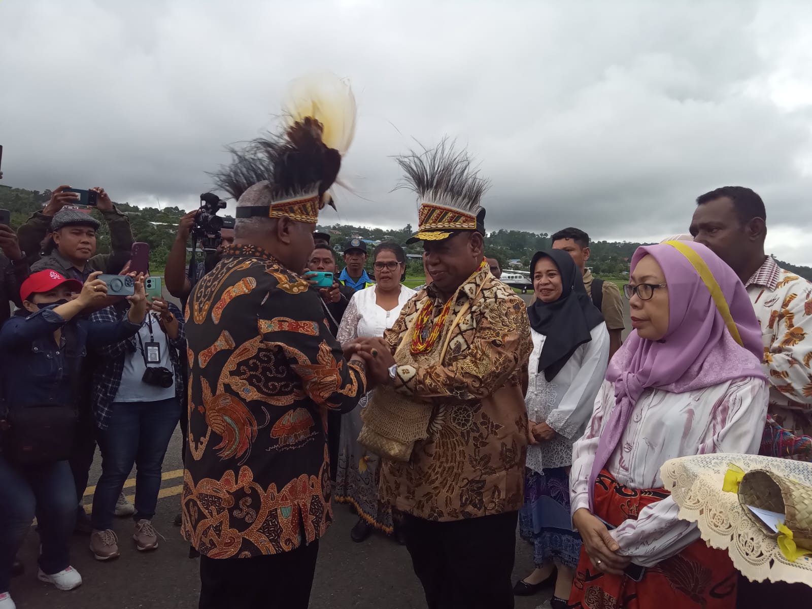 Tiba Di Bandara Rendani Manokwari, Pj. Gubernur Ali Baham Temongmere Di Mendapat Sambutan Warga