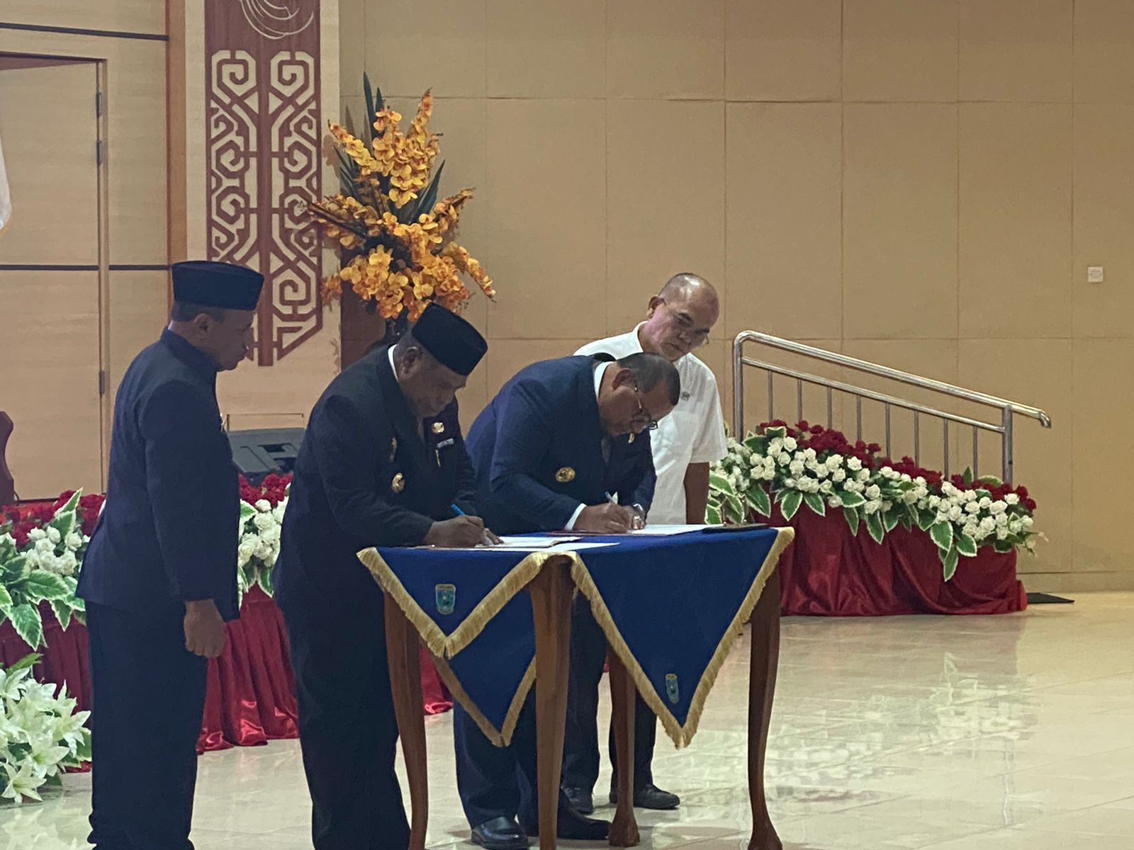 Pj. Gubernur Ali Baham Temongmere Serahkan Aset Daerah Provinsi Papua Barat kepada Provinsi Papua Barat Daya